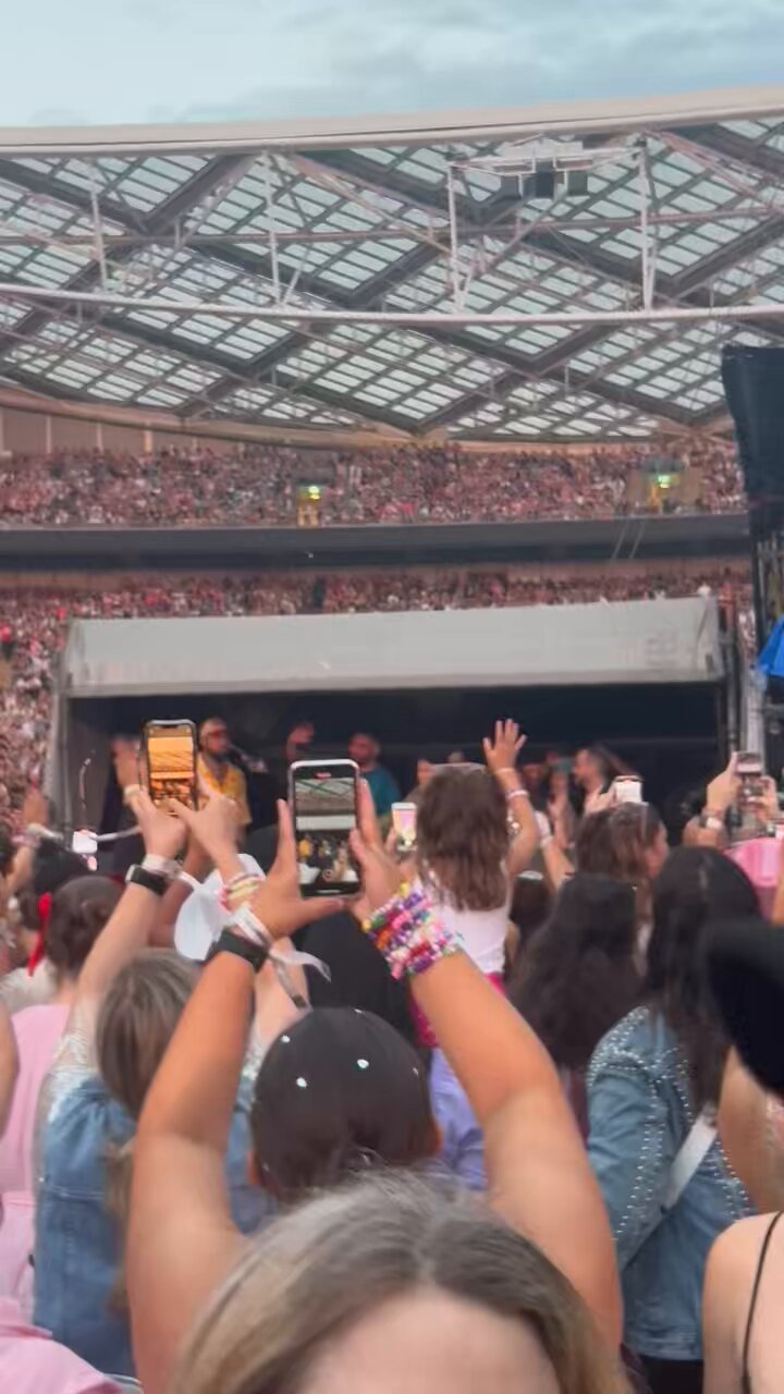katia on X: "TRAVIS HYPING UP THE CROWD AND BAZ LUHRMANN HELPING HIM OUT😭  https://t.co/Hyt534jajk" / X