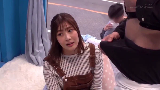 マジックミラー号 優しい子持ちのママにこっそりデカチンを見せつけて 素股で擦りつけて育児でレス気味の欲求不満オ○ンコに旦那の目の前でヌルっと生挿入 産後の柔らかい膣穴が気持ち良すぎて中出し不倫SEX