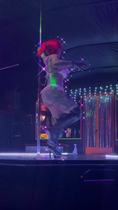 Enjoying the room to enjoy this lovely art 🥰 #thereallulbenzie  #lulbenzie  Are you enjoying it too <a href="/tag/thereallulbenzie"class="tags">#thereallulbenzie</a><a href="/tag/lulbenzie"class="tags"><span>#lulbenzie</span></a>