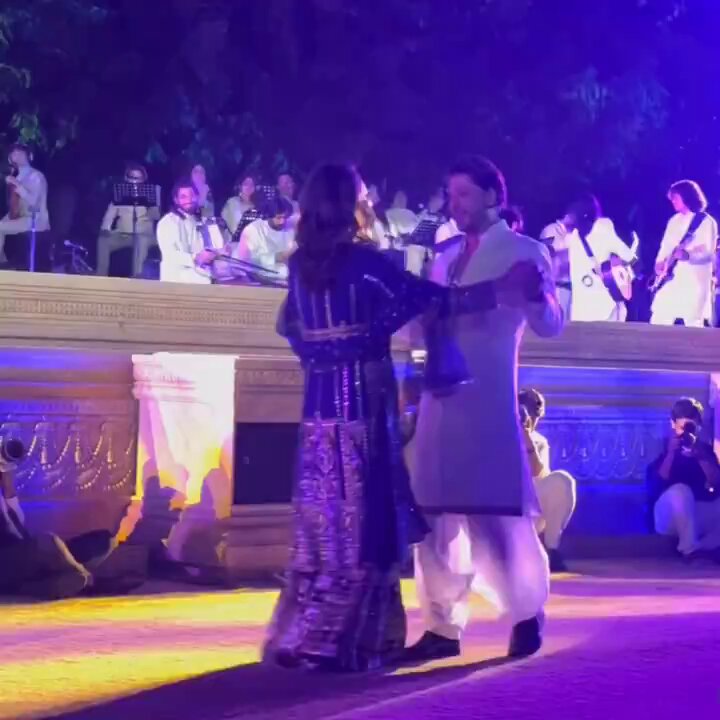 Faridoon Shahryar on X: .@iamsrk sir and @gaurikhan dance their heart out  #Jamnagar  / X