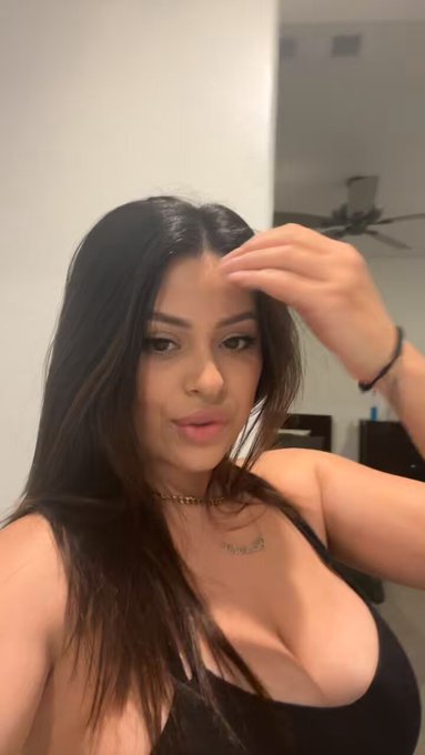 Happy Monday hope you&rsquo;re having a good day❤️ https://t.co/qTmv3BD91W