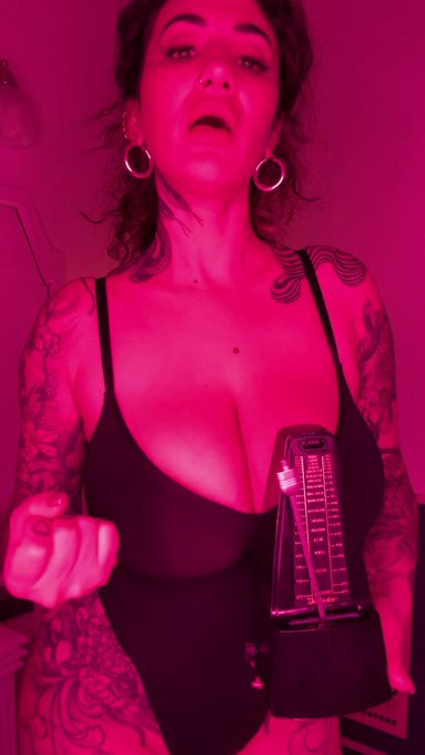 Tick tock, it's time to stroke your cock ? Ready to follow my rhythm in this brand new metronome JOI