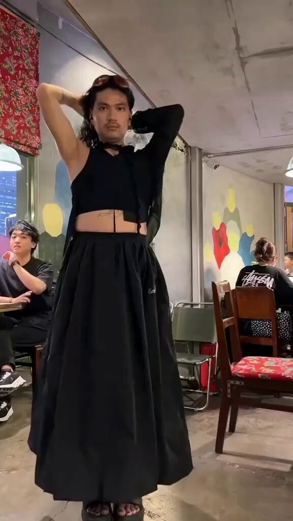 Silicone Pussy 🏳️‍⚧️🧜‍♂️🐆🫃 - این خانومه 💖 خیلی برای انرژی زنانه و  جندگی روزانه‌ام الهام‌بخش بوده 3> 3>   Schenk ihr Sekt ein und sie tanzt dann extravagant Sie sieht aus wie 
