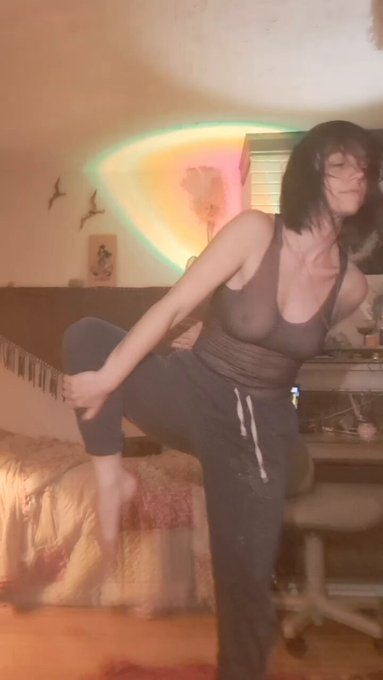 Yoga with my new top 😁 https://t.co/gOJIwWTpSc<a href="/tag/fitnessmodel"class="tags"><span>#fitnessmodel</span></a><a href="/tag/model"class="tags"><span>#model</span></a><a href="/tag/yoga"class="tags"><span>#yoga</span></a><a href="/tag/selenagomez"class="tags"><span>#selenagomez</span></a><a href="/tag/trending"class="tags"><span>#trending</span></a>