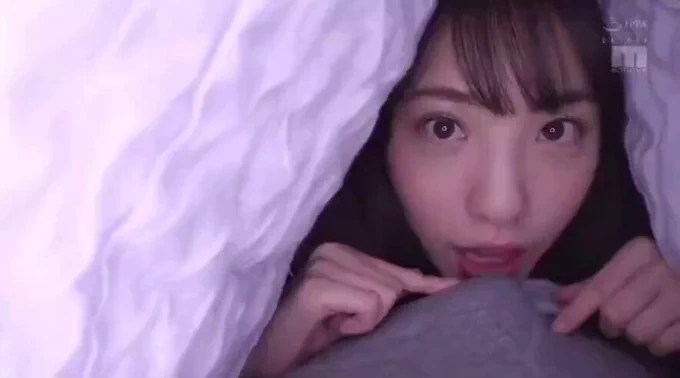 白桃はな 「布団の中だから絶対バレないよ」と逆ナン囁き誘惑してくる美女とこっそりSEXしたら…