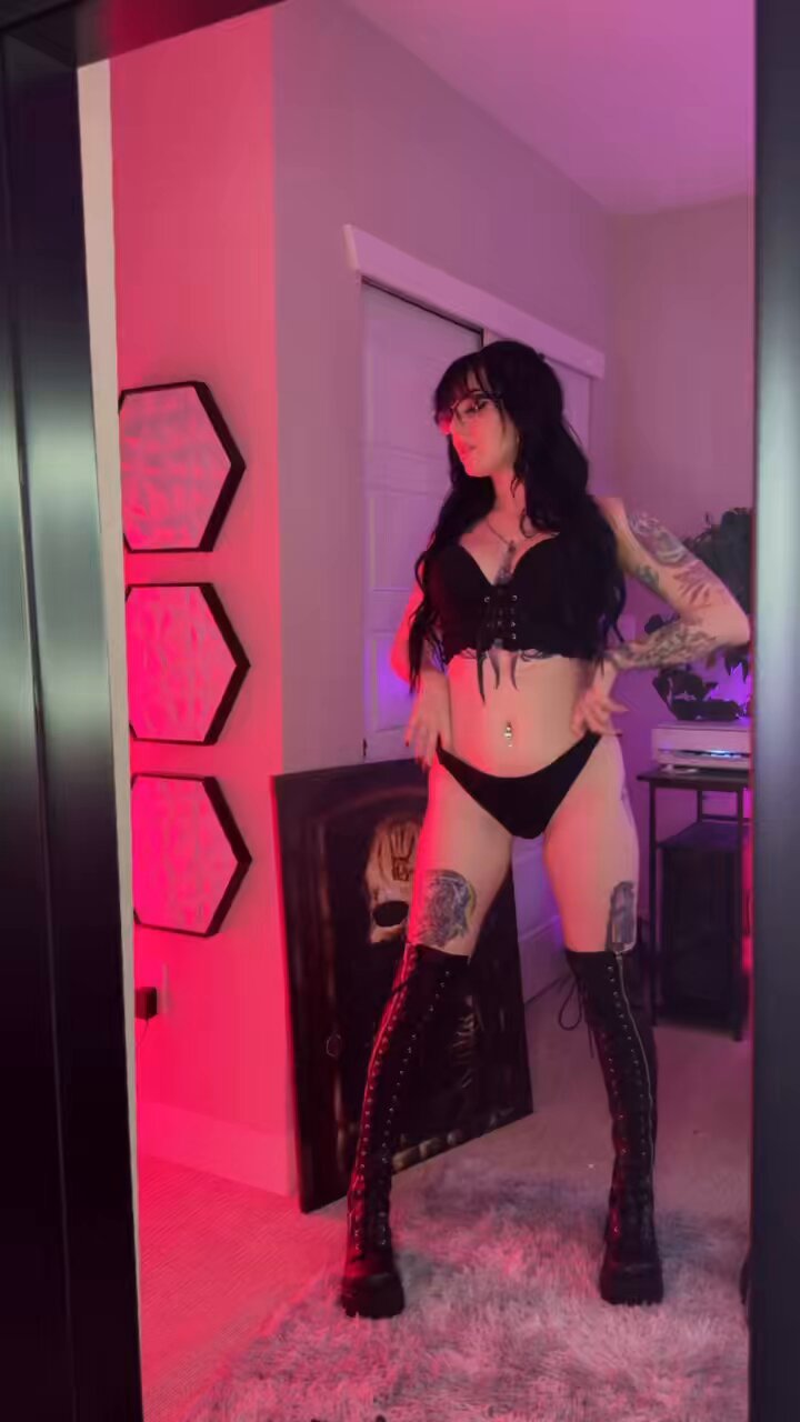 @LizziBlakeCamss video Tweet