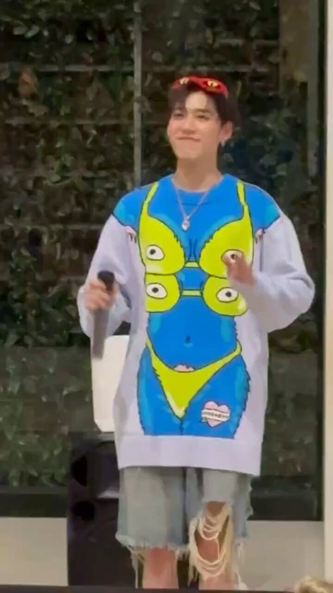 pp's :3 smile while waving with both his smol hands, in a funny