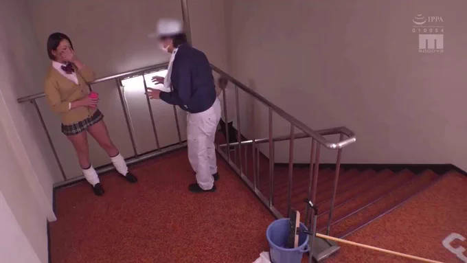 生意気ギャルで制服女子の今井夏帆が犯される♪ 拘束で身動きを奪い周囲にバレないよう声を殺して集団中出し輪姦！ 叫んでも複数人の男にガンガン中出しされる！