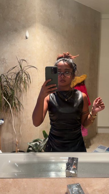 Do I look like I work in #porn or the #library https://t.co/LHPzaZIjcY<a href="/tag/porn"class="tags">#porn</a><a href="/tag/library"class="tags">#library</a>