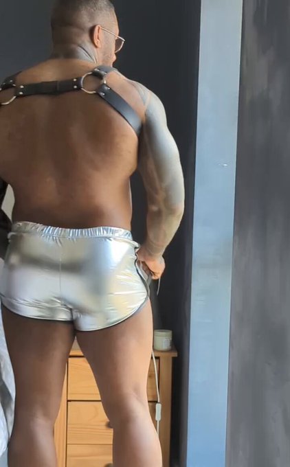 1 pic. Cross black harness with zips. Looks great of the shiny shorts. Let's play!.

@SHOPjjmalibu
CODE