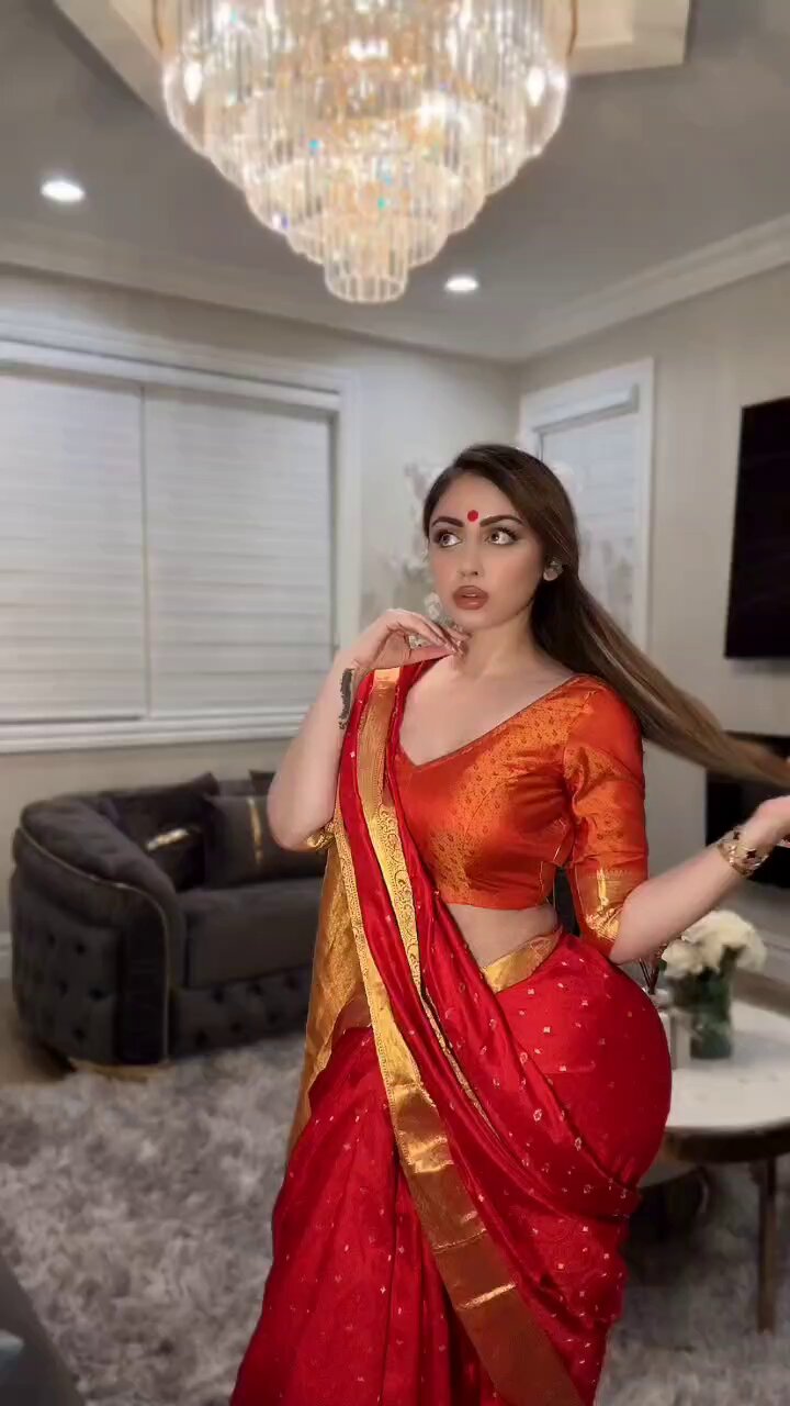 Babydollll's seductive dance