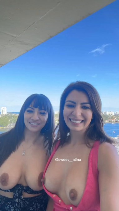 جاهزين للبث المباشر مع الحلوه ساشا ?
كلش مشتهيات وممحو نات ? 
بعد اقل من ساعتين راح يبدأ البث بحساباتنا