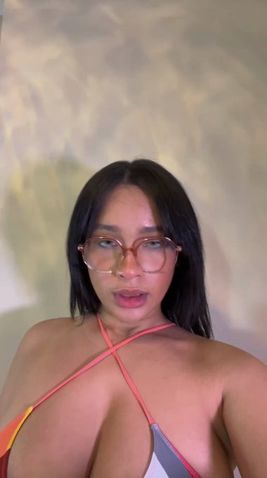 im bored 😩 what would you do with me? https://t.co/pwNUI0QgDf