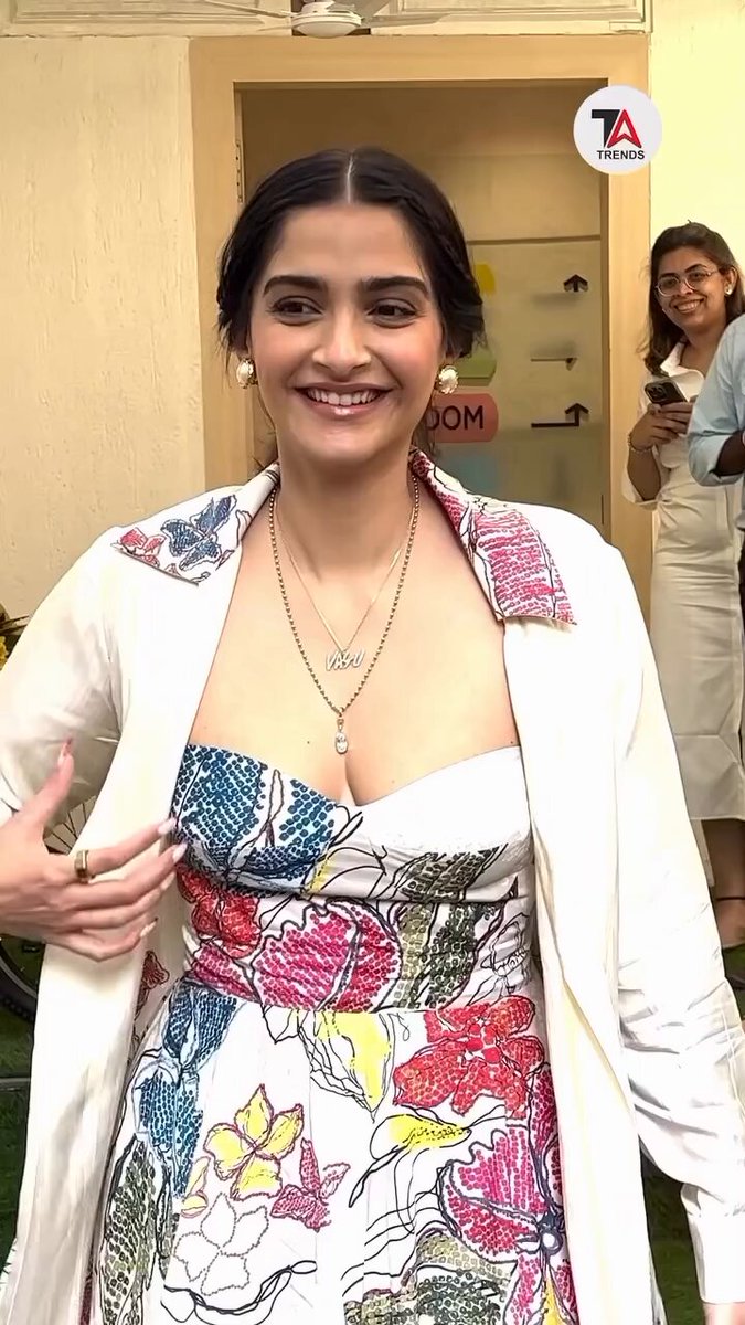 lPQ6KXXsmIbHNXyu?format=jpg&name=medium