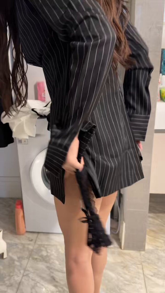 湿润的肌肤 在 微光下诱惑