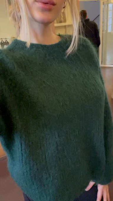 Flashing my boobs in a crowded museum for you 😱😱 https://t.co/yt8ErIhTwe