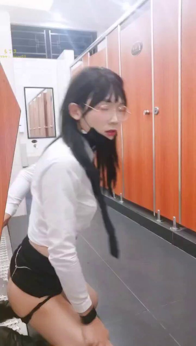 在男厕所被叔叔看到啦，怎么办怎么办呜呜🥺🥺～🔥完整版Umate订阅：https://t.co/878aAa1DSi🔥主页链接导航：https://t.co/pBHRLRaCr9#反差少女 #清纯 #cdts #大J萌妹 #带把少女 #人前露出 #野外露出 #露出挑战 #露出自慰 #超短裙 #厕奴 #露出被发现 https://t.co/PqAZkgs454
