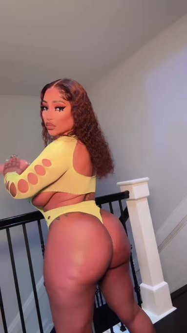 I&rsquo;m live now so click the link in my bio and subscribe 💵💰🤑 https://t.co/VPHJLqeMTC