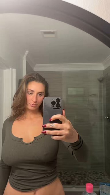 sending pics 🍒 on twitter to everyone that says hi https://t.co/OV2Ycw15Ts