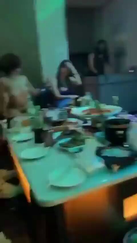「短视频」凤凰商K淫趴事件流出 ,场面一度淫荡不堪,都脱了衣服等着坐在大哥的肉棒上摇摆,叫床还要对着麦克风,真的骚