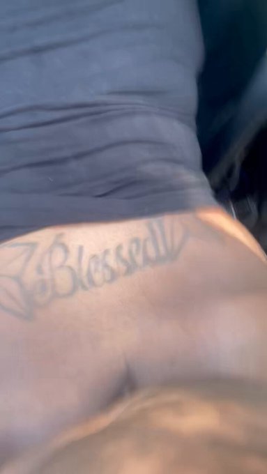 Haven&rsquo;t fucked her im years soon as I got back home! https://t.co/MphOe6pib4