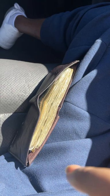 Keep it on me just In case she want to spend it https://t.co/8PPRIWQywz