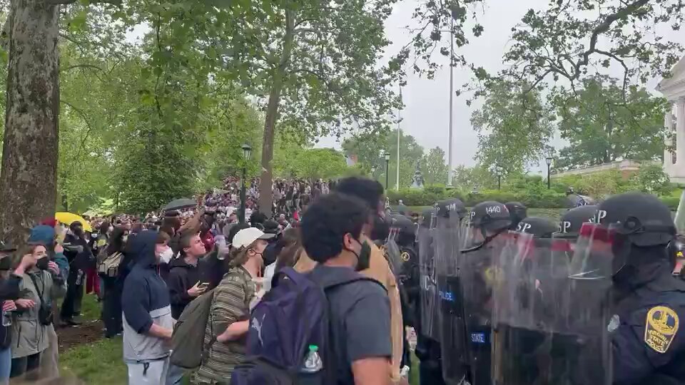 الشرطة الأمريكية تقمع الطلبة المعتصمين في جامعة فرجينيا نصرة لفلسطين وتنديدا بالحرب المستمرة على غزة 