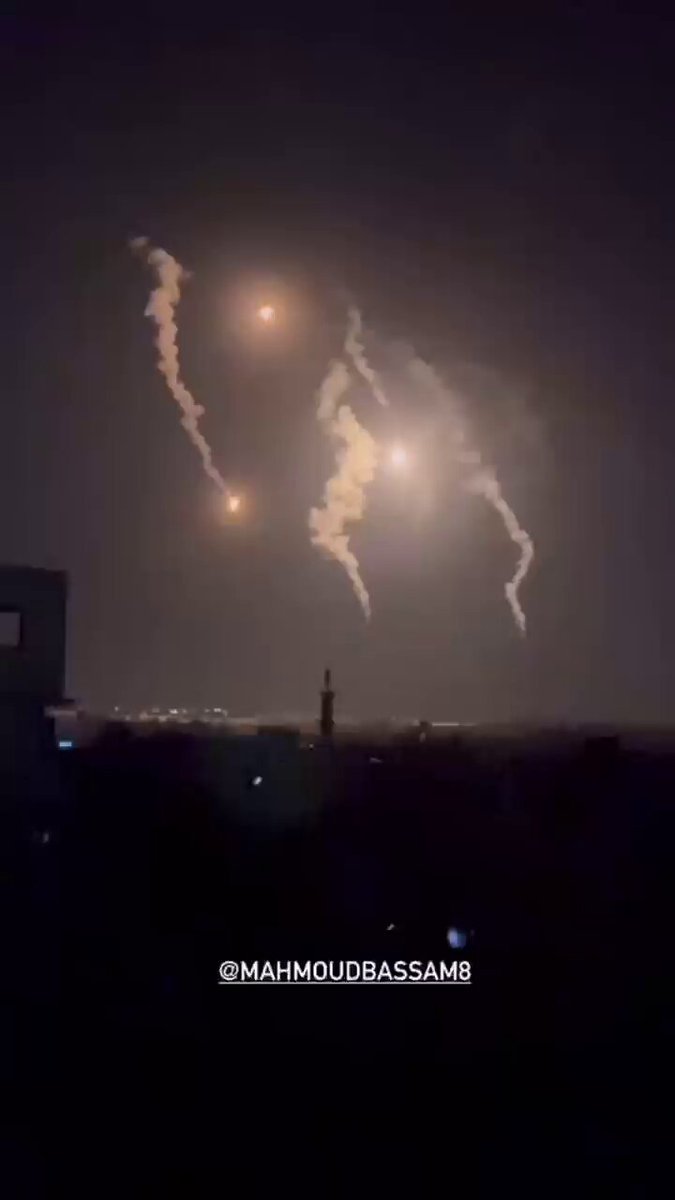 الاحتلال يطلق قنابل إنارة في سماء مدينة رفح 