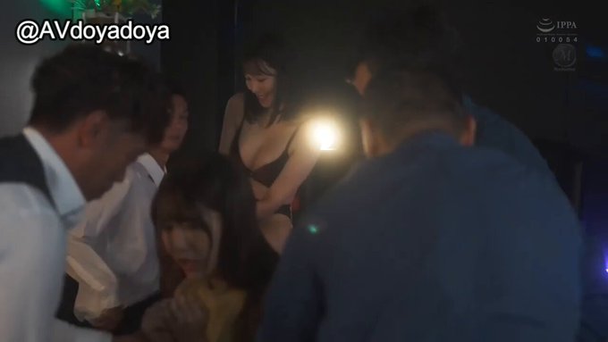 ハプニングバー 人妻NTR 「あなたのためよ…」と言っていた妻がいつしか群がる男たちに夢中になっていた。 一乃あおい