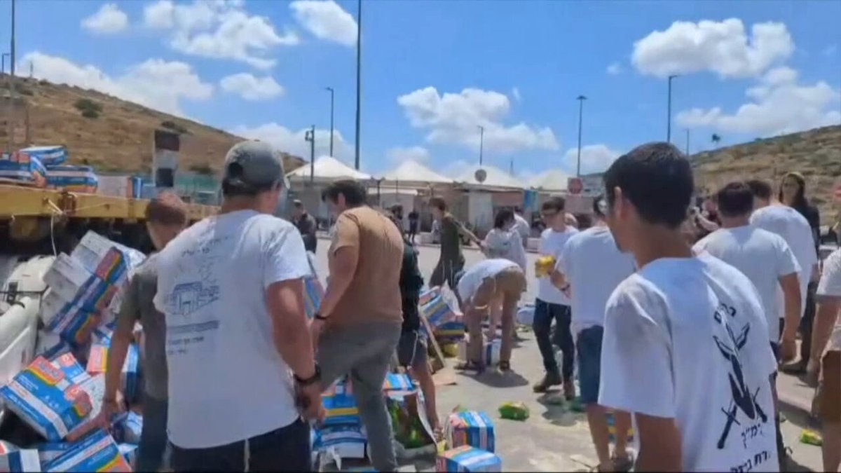 إسرائيليون يمنعون ويدمرون قافلة مساعدات متجهة إلى غزة. #الخليل 