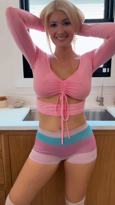 Go comment your favorite pink emoji ? https://t.co/0hi1SnX2Yc