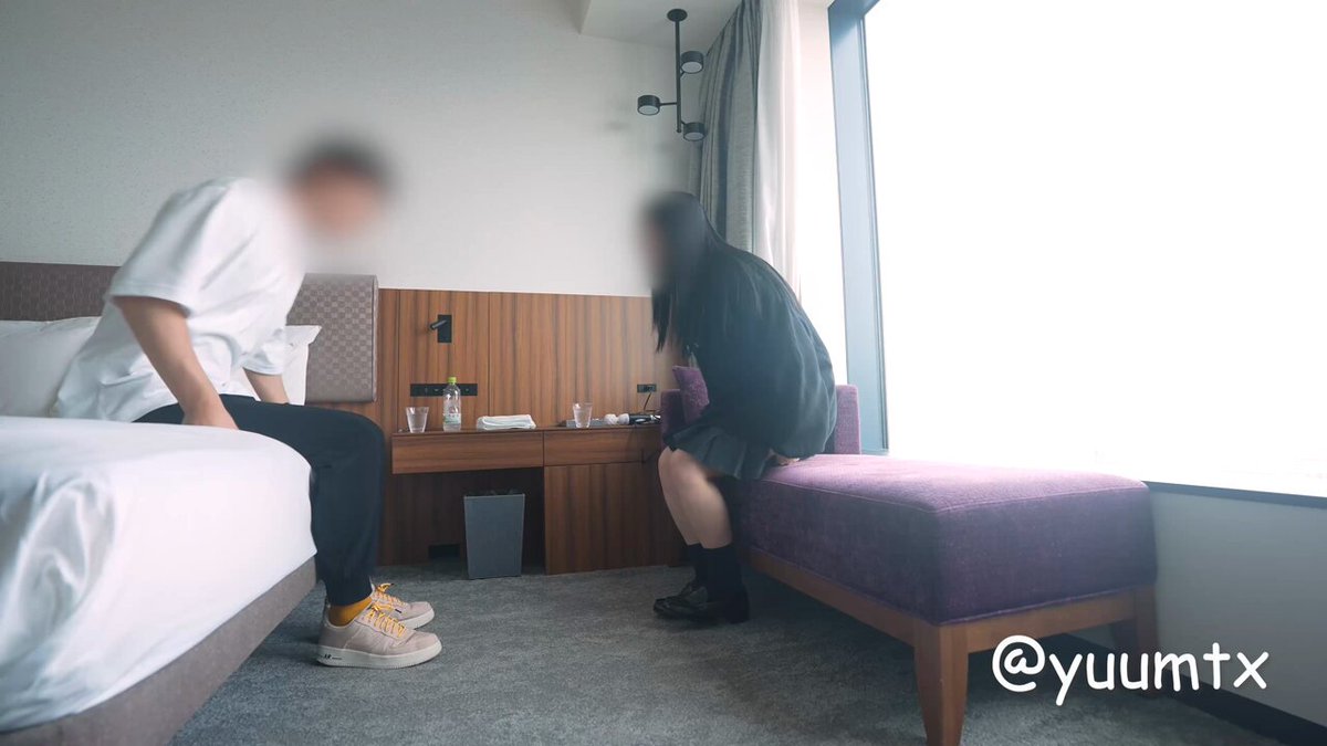 ホテルの部屋と制服姿に関する画像