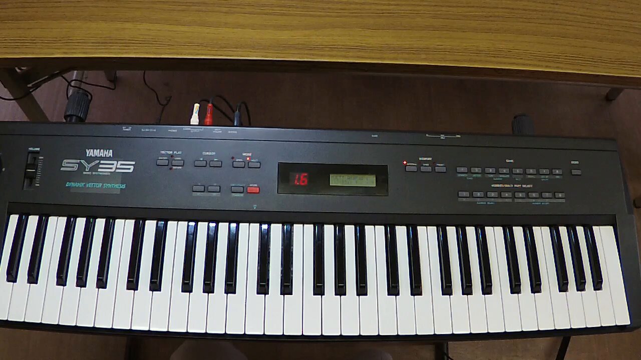 YAMAHA SY35 シンセサイザー acアダプター付きですぐ使用できます。 YAMAHA SY35 シンセサイザー acアダプター付きですぐ使用できます。