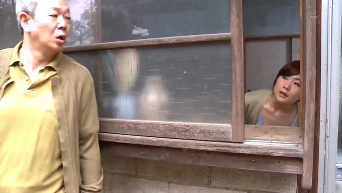 旦那の留守中にやってきた間男。 窓越しに人妻に問う。 答える人妻。 その声色は幾らか艶やかにも聞こえる。 扉から入って来た間男と激しく舌をかませていく。 そして耳元で人妻は囁く… ここで入れるんですか？