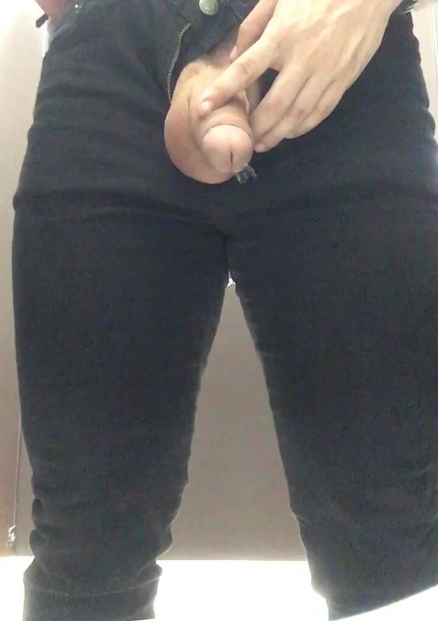 Te sigo esperando en los ba&ntilde;os 🥵💦 &iquest;Me la sostienes? 🍆  RT🔁 DM✉️  @CulioneroFilms @Universal_C_xxx @XXXaRRoz<a href="/tag/mask"class="tags"><span>#mask</span></a>