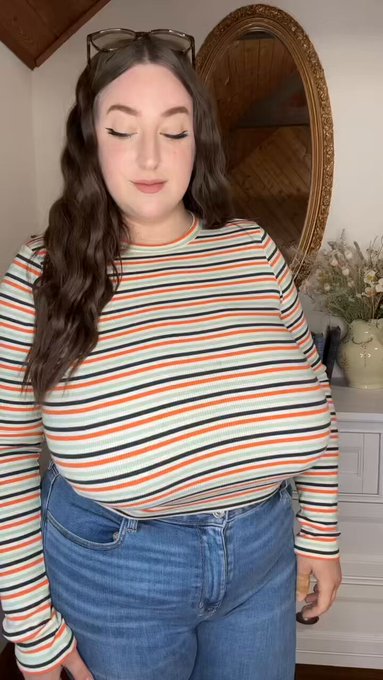 It&rsquo;s funny how regular shirts fit me as crop tops😅 https://t.co/pz1st5QyEb