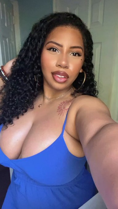 Love wearing blue 💙✨ https://t.co/clFSEgWL7Y