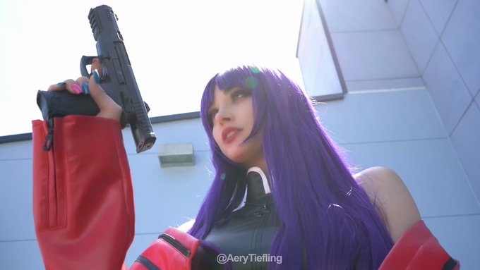 Shinji you'll get a heat stroke if you stay out here! You should get inside...something! ?

#cosplayergirl