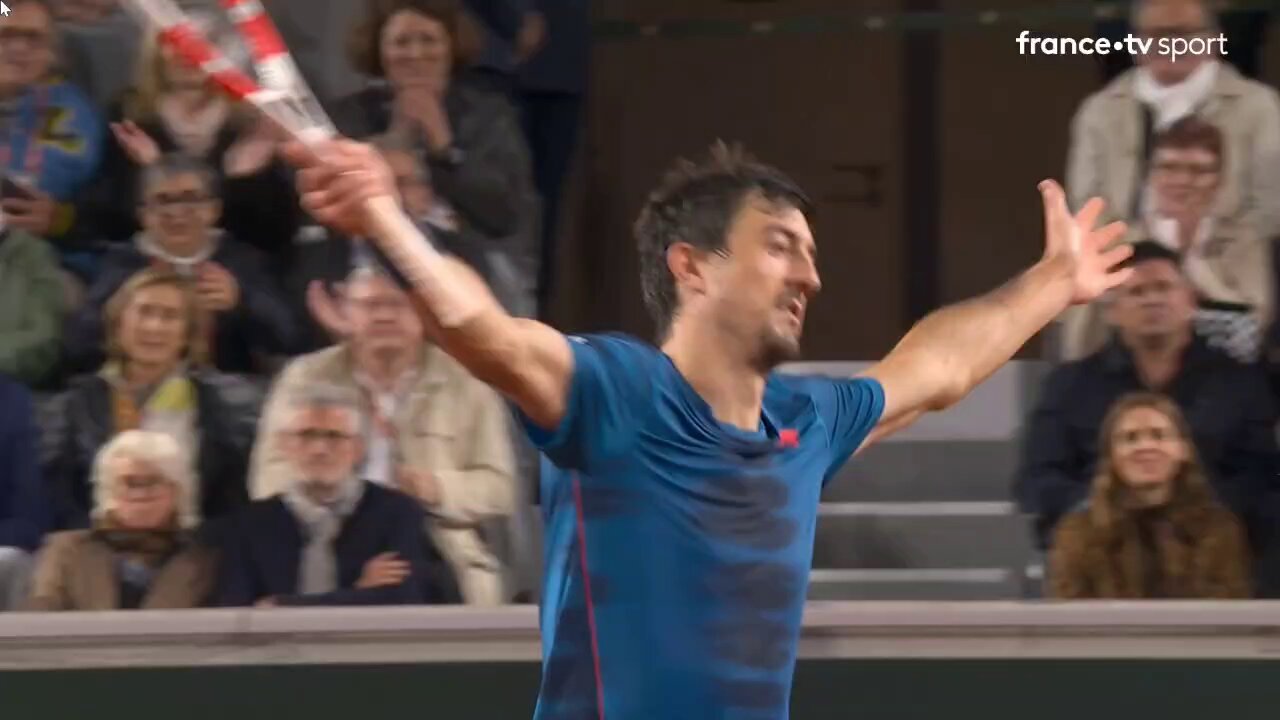 Tennis Legend on X: "Quand le public totalement derrière Moutet donne aussi  un peu d'amour à Ofner. 🎶OF-NER, OF-NER, OF-NER 🎶 #rolandgarros  https://t.co/KpUoGRgqhP" / X