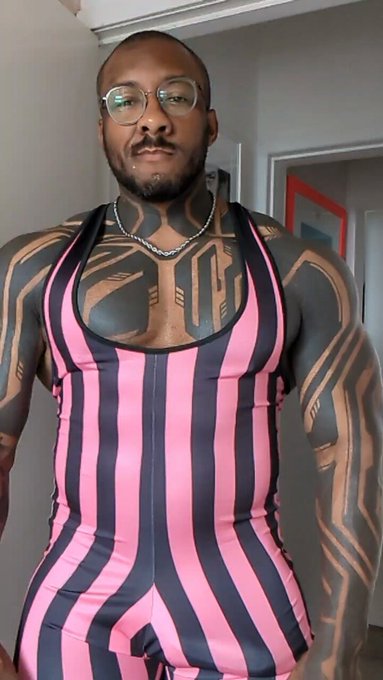 Got the '80s pink and black singler on look. I forgot my jock strap 

?https://t.co/dhiSQOnQYm https://t