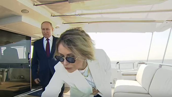 #putin le dice callese a la conductora cuando se entonaba el himno nacional ruso. #rusia https://t.c