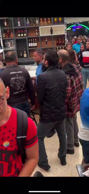 Una agresión homofobica no tiene excusa y un beso/abrazo no son actos sexuales. Dejen de sacar excusas