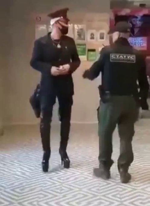 Gay contra policia ruso, se lo merecia o fue demasiado? https://t.co/fYJeBlWwnB
