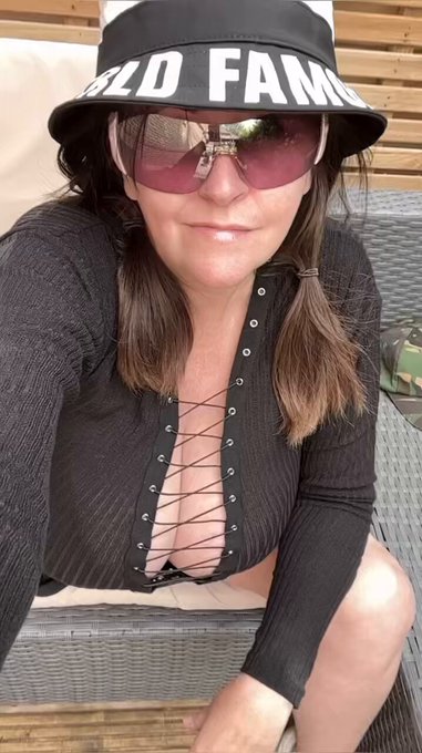 Happy Friday! #FridayFeeling 🥂 https://t.co/eRxHp0s3kz<a href="/tag/fridayfeeling"class="tags">#FridayFeeling</a>