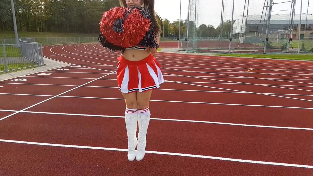 Bir qizni hojatxonada sikishdi