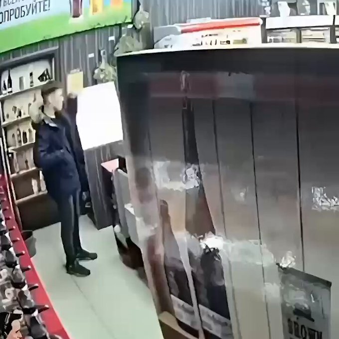 Asi les va a los ladrones en rusia :p #russia https://t.co/6Z7v72glIE