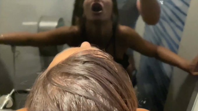 ?VIDEO CADEAU?

Je le suce en plein cinéma avant de lui demander qu'il me la mette dans le cul dans les