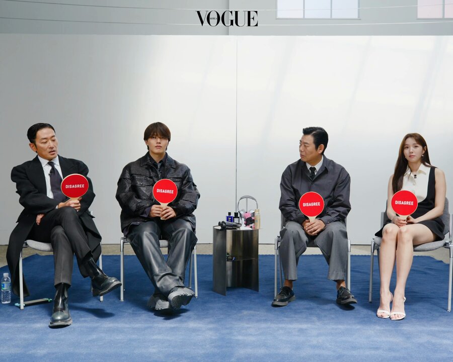 #VOGUEMEETS #하이재킹 영화 <하이재킹>의 배우 하정우, 여진구, 성동일, 채수빈이 <보그>와 ATD(Agree to Disagree)를 함께 했습니다. 쉴 새 없이 서로를 디스하...