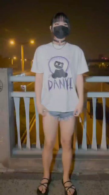 ❤️新作上线❤️  看起来清清纯纯的马尾小男娘居然是男娘菩萨，在深夜天桥上脱光光给来往的司机看了个光！骚货一到户外就发骚，肉棒硬得不行，最后在天桥上射了自己满腿精🥵  ❤️购买方式❤️  直接私信 爱发电https://t<a href="/tag/%E7%94%B7%E3%81%AE%E5%A8%98"class="tags"><span>#男の娘</span></a><a href="/tag/%E4%BC%AA%E5%A8%98"class="tags"><span>#伪娘</span></a><a href="/tag/%E5%A5%B3%E8%A3%85%E5%AD%90"class="tags"><span>#女装子</span></a><a href="/tag/%E6%88%90%E9%83%BD%E4%BC%AA%E5%A8%98"class="tags"><span>#成都伪娘</span></a>