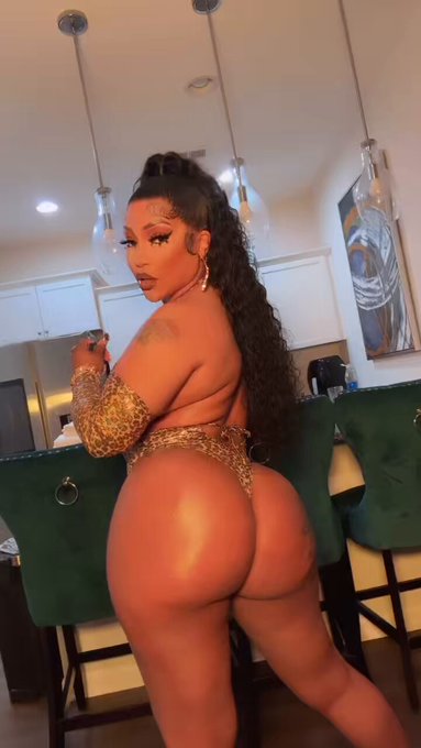 I&rsquo;m live up top in 3 mins so sub up top 👆🏽👆🏽👆🏽👆🏽👆🏽👆🏽 y&rsquo;all feeling this whole look or nah???? 🥰♓️💅🏽💰